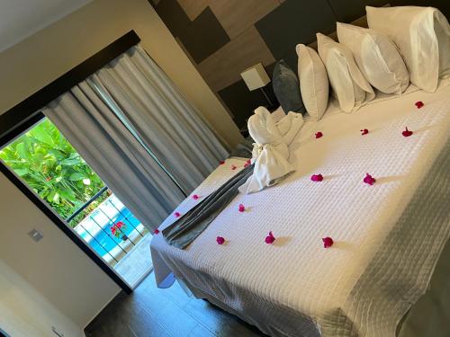 Un dormitorio con una cama con corazones. en Refugio Huasteco Hotel Boutique, en Tamasopo