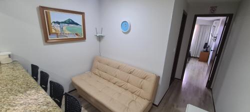 Ruang duduk di Flat Pasárgada 812, pé na praia