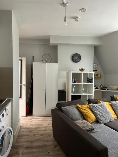 sala de estar con sofá y armario blanco en 1 Bed apartment with a balcony, en Londres