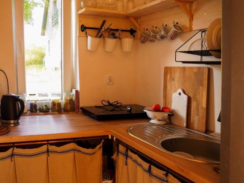 eine Küche mit einer Spüle und einer Arbeitsplatte in der Unterkunft Po Prostu Dobro in Mrągowo
