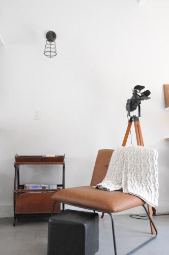 a camera on a tripod next to a chair at Inn Santa Clara in Santa Clara