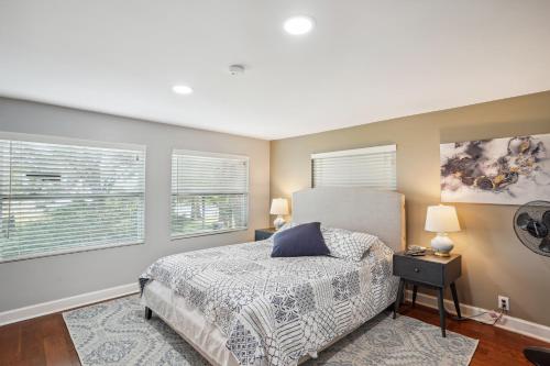 Cama o camas de una habitación en Lakefront Home with Screened Porches in Frostproof!