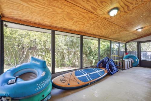 Imagen de la galería de Lakefront Home with Screened Porches in Frostproof!, en Frostproof