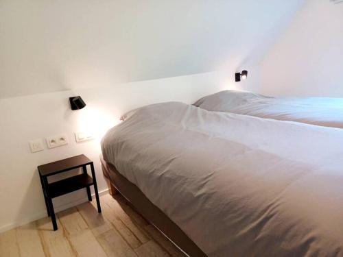 Postel nebo postele na pokoji v ubytování Modern en sfeervol appartement aan de Zoete Waters