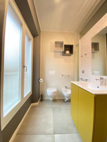 bagno con servizi igienici, lavandino e finestra di Dimora Castelmaraldo a Modena