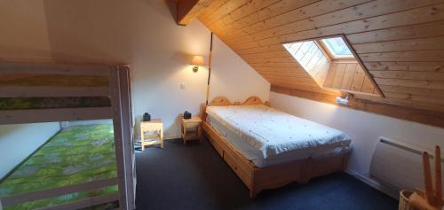 - une chambre avec un lit et une fenêtre mansardée dans l'établissement Duplex 60m² - Les Balcons de Sirius - Risoul, à Risoul