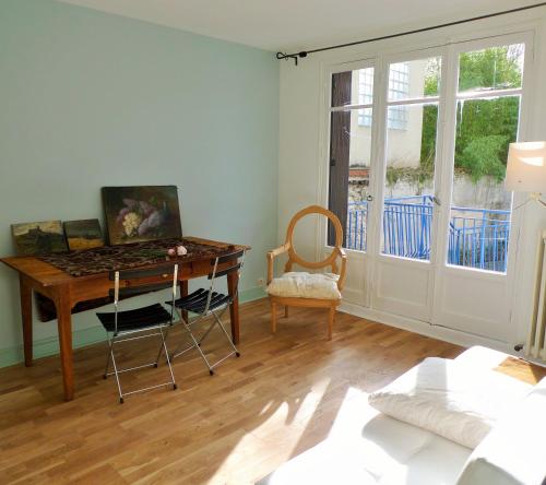 sala de estar con escritorio y ventana en Olympic Games 2024_Charming Stay en Fontenay-sous-Bois