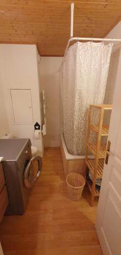 Elle comprend une petite salle de bains pourvue de toilettes. dans l'établissement Duplex 60m² - Les Balcons de Sirius - Risoul, à Risoul