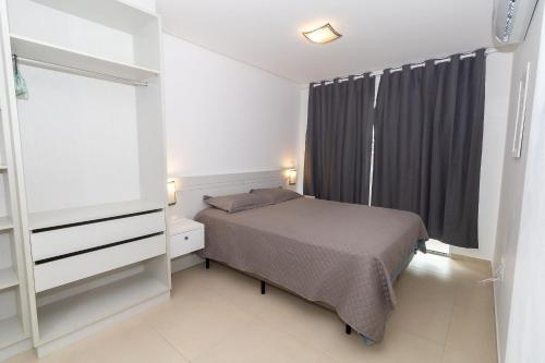 Katil atau katil-katil dalam bilik di 215 - Apto confortável na praia de Bombas