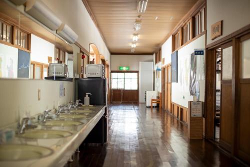 una fila de lavabos en un baño público en Mori no Bunkou Fuzawa - Vacation STAY 86824v, en Kobayashi