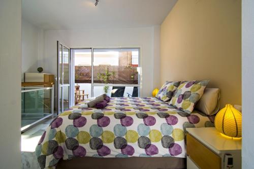 セビリアにあるDescubreHome Sol Town Center Private Terraceのベッドルーム(大型ベッド1台、窓付)
