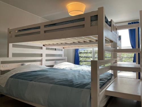 InnCocoSumu？ - Vacation STAY 04627v في كيريشيما: غرفة نوم مع سرير بطابقين ونافذة