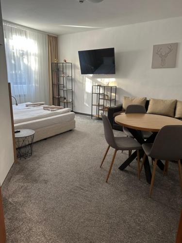 pokój hotelowy z łóżkiem, stołem i krzesłami w obiekcie Апартхотел Флора 213Б w Borowcu