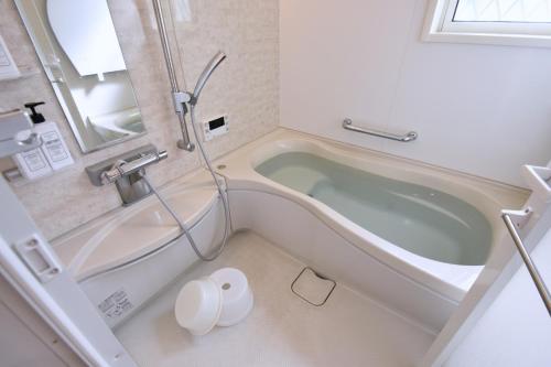 y baño con bañera y lavamanos. en Magical Dream House ★ Maihama - Vacation STAY 12402 en Tokio