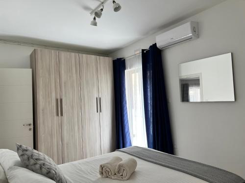 เตียงในห้องที่ Amazing 2 bed apartment Gozo