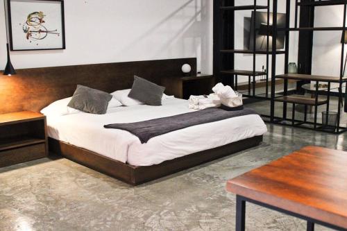 a bedroom with a large bed and a table at Loft platino en excelente ubicación! in San Luis Potosí