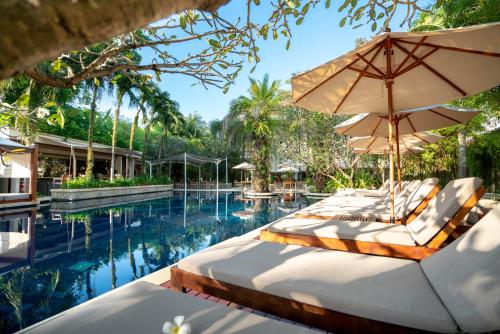 Bazén v ubytování Baanjai Surin Beach Phuket nebo v jeho okolí