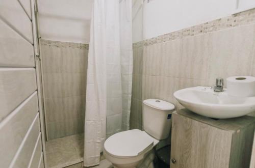 Bathroom sa Estadía en hermoso hotel en la isla de punta arena cartagena
