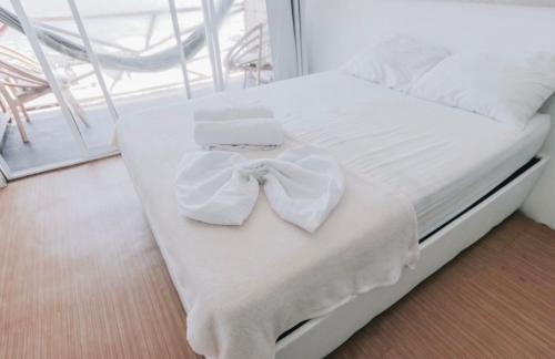 A bed or beds in a room at Estadía en hermoso hotel en la isla de punta arena cartagena