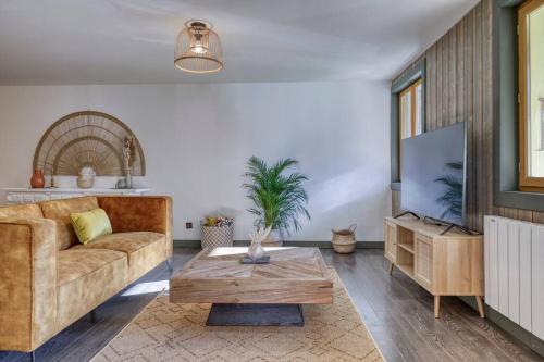 un salon avec un canapé et une table basse dans l'établissement Appartement «Chez Paulette»situé à 25Km chamonix , à Saint-Gervais-les-Bains