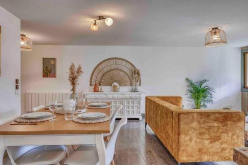 une salle à manger avec une table et des chaises en bois dans l'établissement Appartement «Chez Paulette»situé à 25Km chamonix , à Saint-Gervais-les-Bains