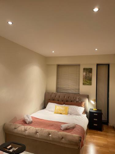 1 dormitorio con 1 cama grande con almohada amarilla en 2 Bedroom Stunning Penthouse city view, en Bradford