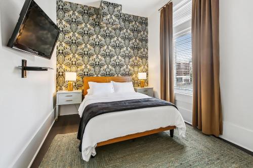 une chambre d'hôtel avec un lit et un mur dans l'établissement Spacious Downtown New Orleans Vacation Rental, à La Nouvelle-Orléans