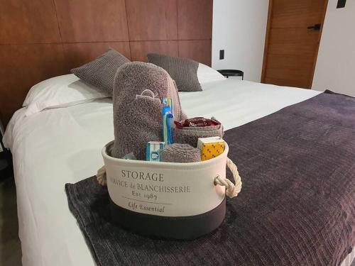 a basket on a bed with at Loft oro en excelente ubicación! in San Luis Potosí