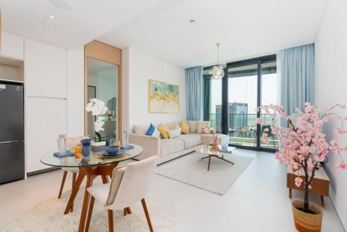 een woonkamer met een tafel en een bank bij The Star @ Address Beach Residence in Dubai