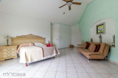 Ένα ή περισσότερα κρεβάτια σε δωμάτιο στο Hermosa casa con alberca/jacuzzi - C14