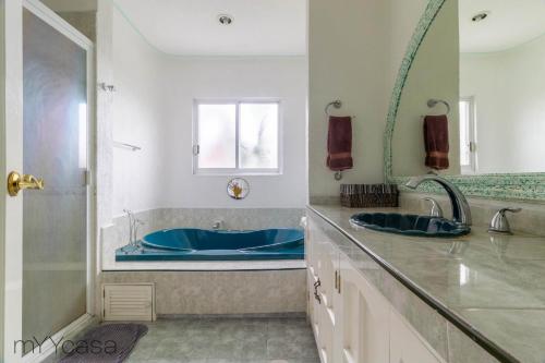Ett badrum på Hermosa casa con alberca/jacuzzi - C14