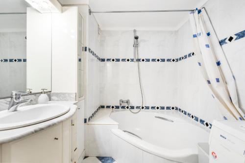 ein Badezimmer mit einem Waschbecken, einer Badewanne und einem WC in der Unterkunft Apartamento WELCS EMP-096- con vistas al canal in Empuriabrava