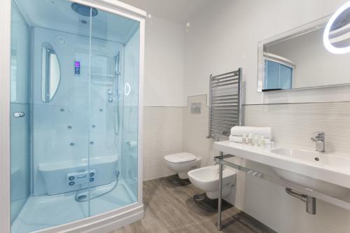 bagno con doccia, lavandino e servizi igienici di Vhome a Sorrento