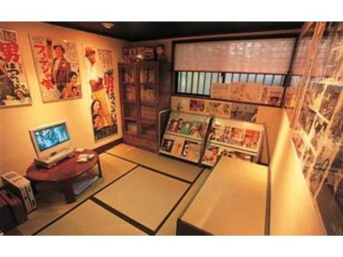 een kleine kamer met een bureau en een laptop. bij Ryokan Yamashiroya - Vacation STAY 21527v in Yufu