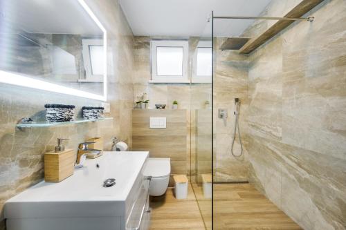 La salle de bains est pourvue de toilettes, d'un lavabo et d'une douche. dans l'établissement Milan&Eva, à Svätý Jur