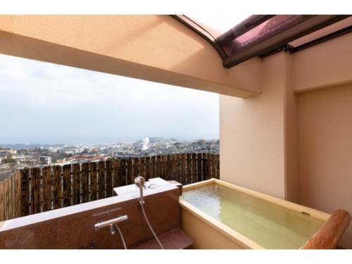 〜Ｇｒａｎｄｐｉａ Ｒｅｓｏｒｔ ＯＵＧＩＹＡＭＡ〜 - Vacation STAY 51006v في بيبو: حوض استحمام في غرفة مع نافذة