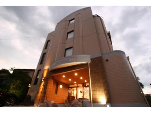 〜Ｇｒａｎｄｐｉａ Ｒｅｓｏｒｔ ＯＵＧＩＹＡＭＡ〜 - Vacation STAY 51006v في بيبو: مبنى أبيض طويل وبه أضواء عليه