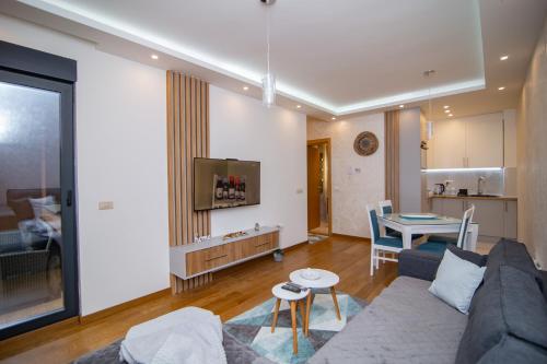 una sala de estar con un sofá y una mesa en Apartman Lala Zlatibor, en Zlatibor