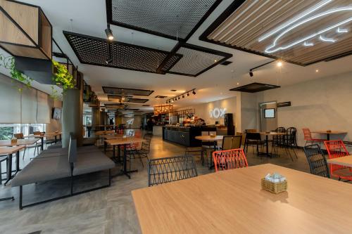 ein Restaurant mit Tischen und Stühlen und eine Bar in der Unterkunft ibis Vitoria Aeroporto in Vitória