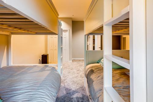 Newry的住宿－Après Chalet，一间卧室配有两张双层床和一张床