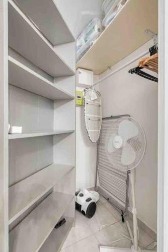 un dressing avec un ventilateur et des étagères dans l'établissement Zenitude Studio au coeur de Lyon, à Lyon