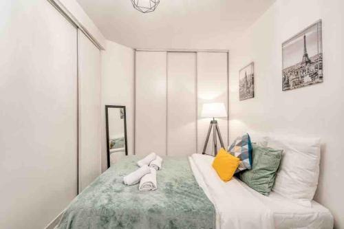 une chambre avec un lit avec un animal en peluche dessus dans l'établissement Zenitude Studio au coeur de Lyon, à Lyon