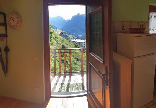 een open deur naar een balkon met uitzicht bij Casa San Leonardo in Candide