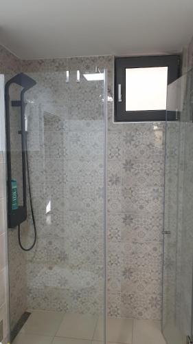 Ένα μπάνιο στο Mac Aviator City Center Two Double Bed Apartment