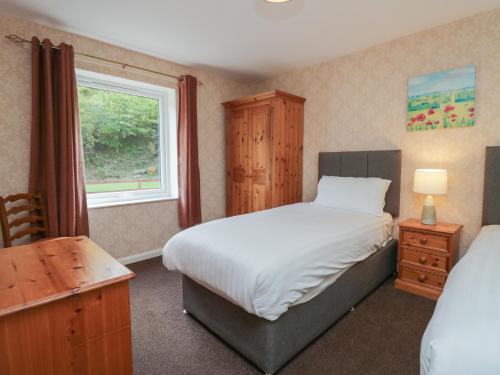 Schlafzimmer mit einem Bett und einem Fenster in der Unterkunft Apartment 3 in Keswick