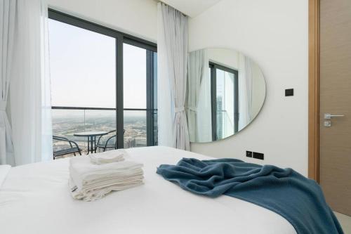 Postel nebo postele na pokoji v ubytování 1 Bedroom -Sauna - Pool - Sobha Waves - Dubai