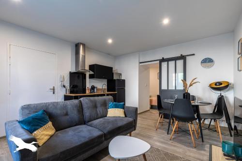 salon z kanapą i stołem w obiekcie Idéal couples & pro - Proche centre ville et gare - Promenade au bord de la Charente - Parking à proximité - Wifi très haut debit - Équipement premium -Netflix w mieście Angoulême