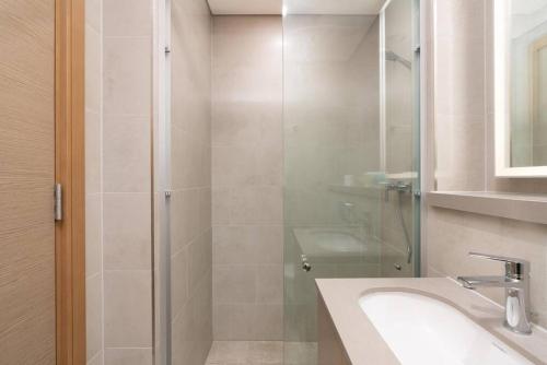 Koupelna v ubytování 1 Bedroom -Sauna - Pool - Sobha Waves - Dubai