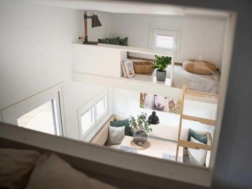 a tiny house with a table and a bedroom at Tiny Om Ferienhaus in Laichingen