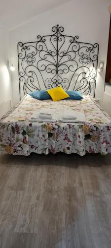 a bedroom with a bed with a metal headboard at Casa O Arco Alojamento Local in Marvão